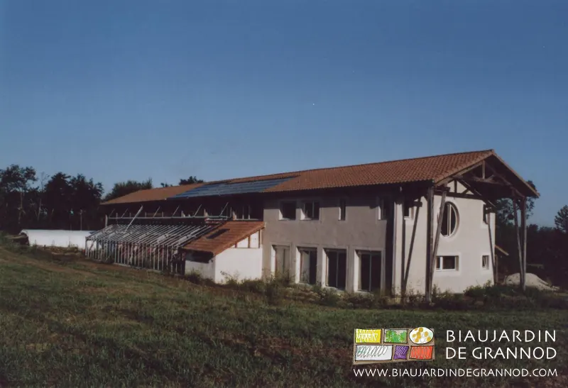 l'exposition au Sud valorise les apports solaires gratuits; enduit chaux naturelle bâtiment agricole bio : valoriser les apports solaires gratuits