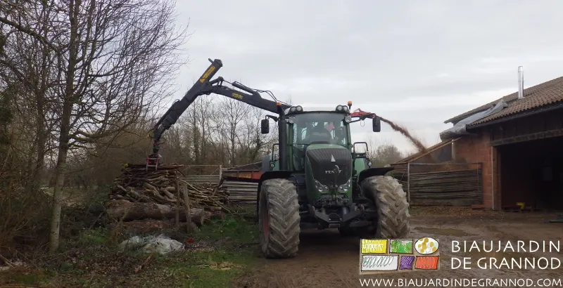 Stock de bois d'émonde brut, grappin chargeur, déchiquetage, goulotte pour diriger la plaquette direct dans le fond désileur qui alimente automatiquement la chaudière Hargassner