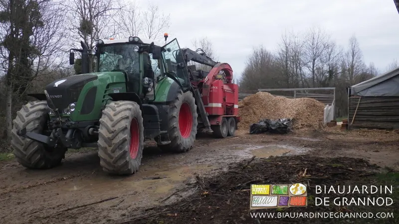 Une fois repliée, la machine est emmenée par le tracteur.