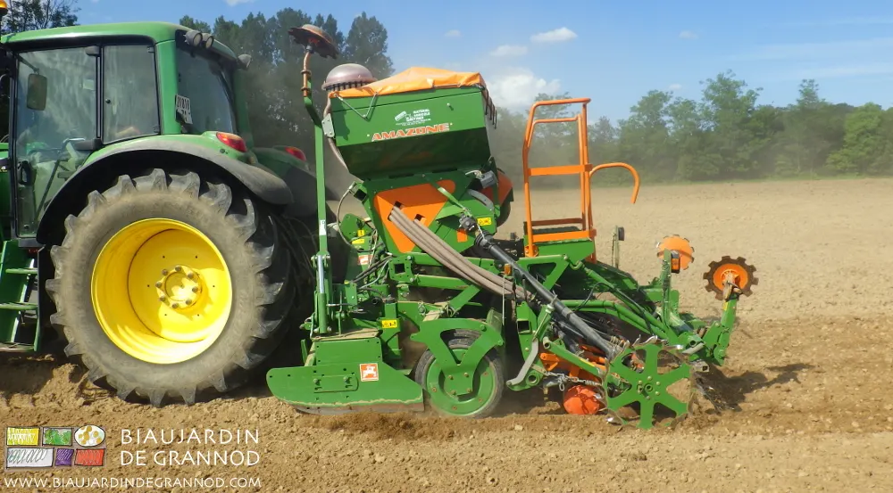 Semoir combiné pour l'engrais vert pluri-annuel. Semoir combiné pour l'engrais vert pluri-annuel.