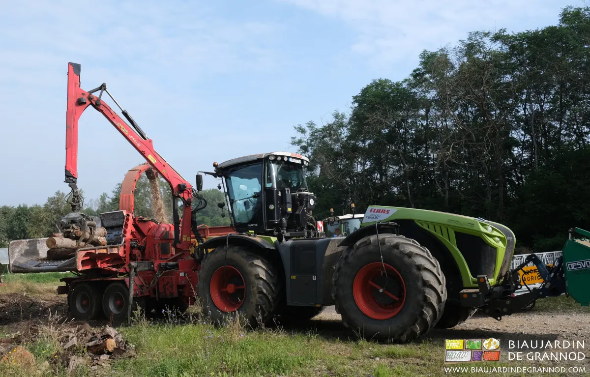 La cabine pivotante permet le travail du chauffeur avec tout confort et visibilité.