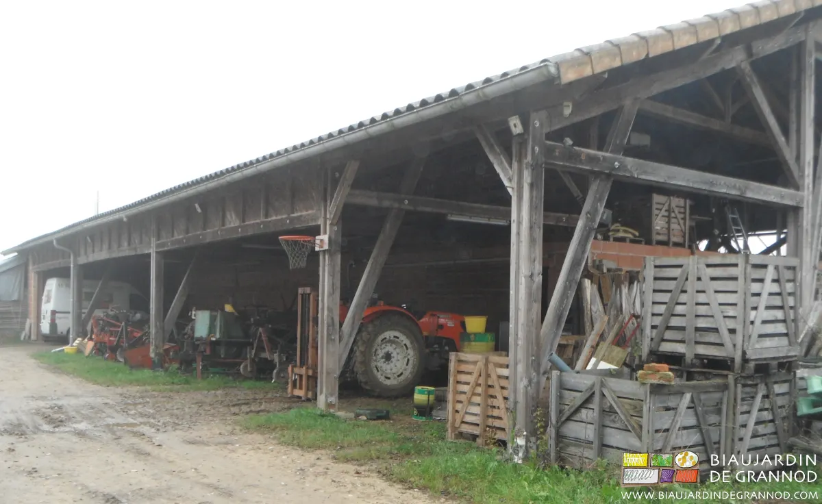 Belle longueur d'auvent abri à matériel.