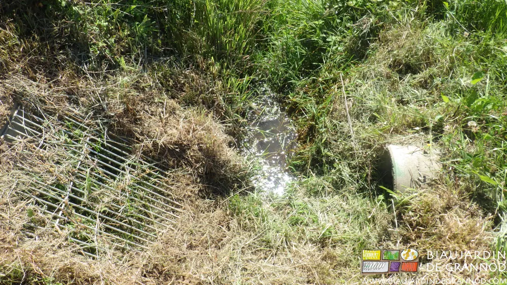 Fossés profilés pour créer des mini mares permanentes.